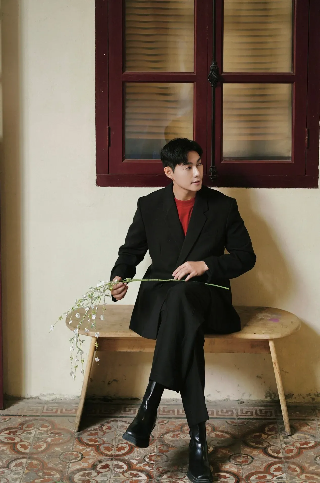 Phối đồ màu đen hợp phong thuỷ cho người mệnh Mộc (Nguồn: Routine)