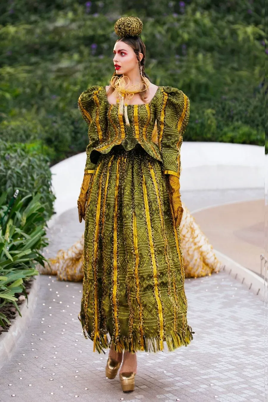 Chất liệu thổ cẩm mang đậm tinh hoa văn hóa trong Bộ sưu tập “Hái Mơ” của nhà thiết kế Lý Quí Khánh