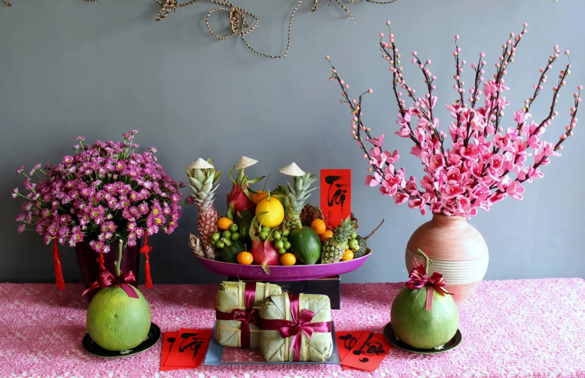 mâm ngũ quả với các bình hoa