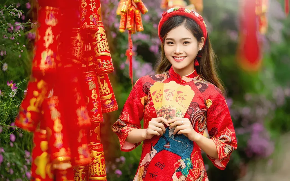 Thử tạo dáng chụp hình với áo dài và bao lì xì