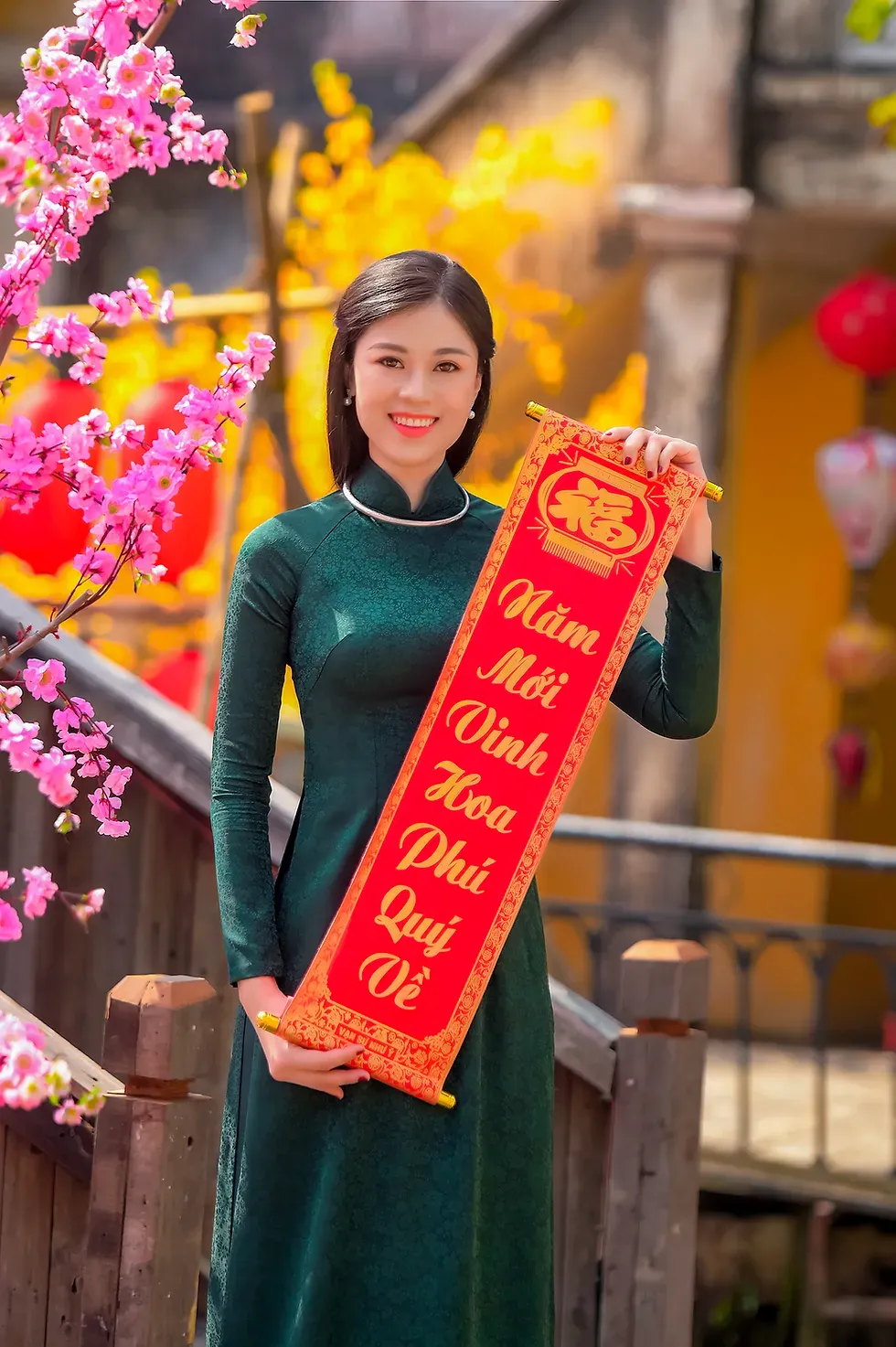 Chụp hình áo dài Tết truyền thống bên câu đối