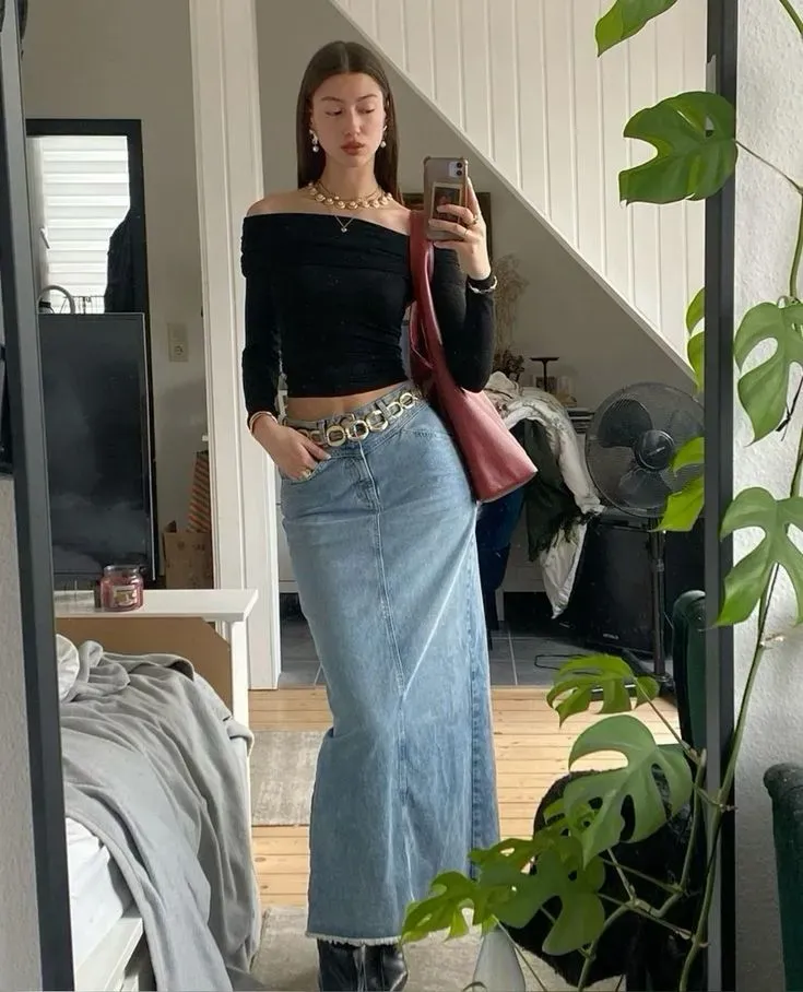 Dạo phố với outfit mix chân váy jean dài với áo trễ vai