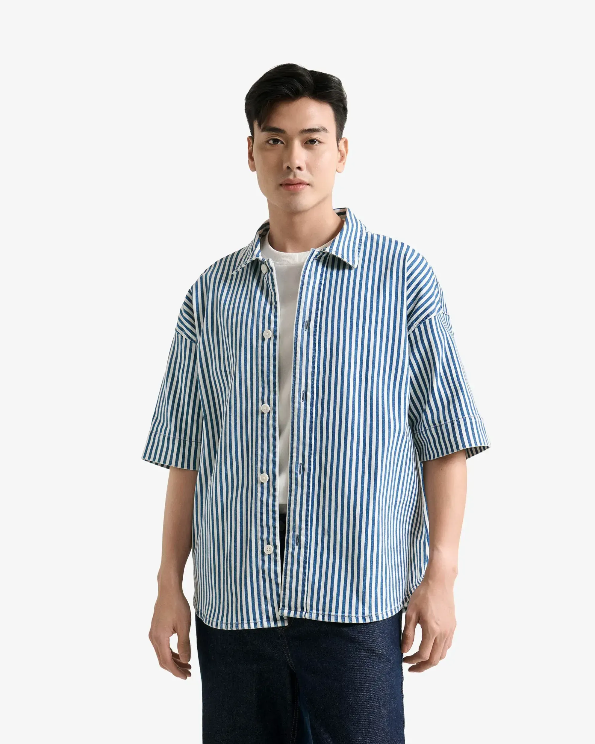 áo sơ mi form Oversize được thiết kế theo xu hướng thời trang hiện đại