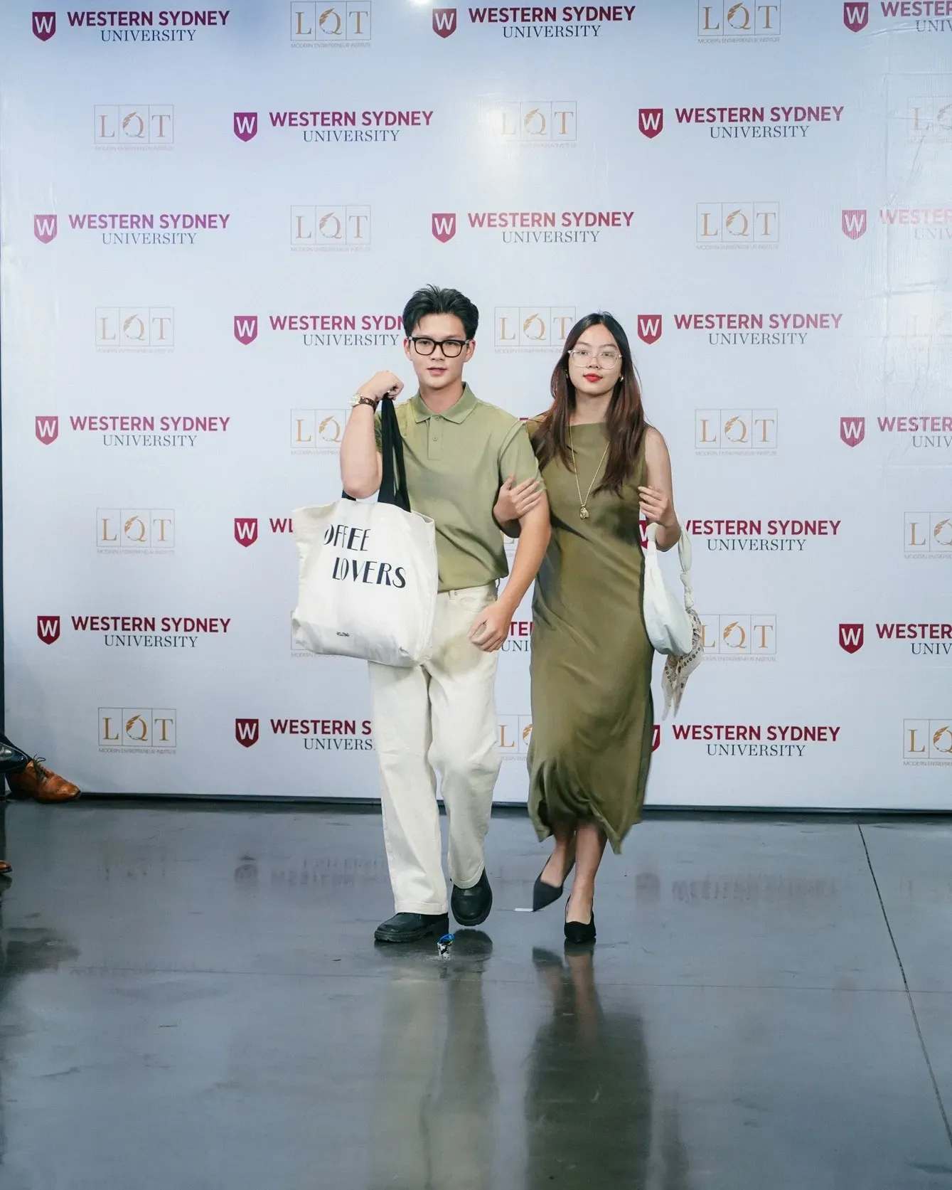 Đầm dài màu xanh olive thanh lịch sang trọng thích hợp diện Tết