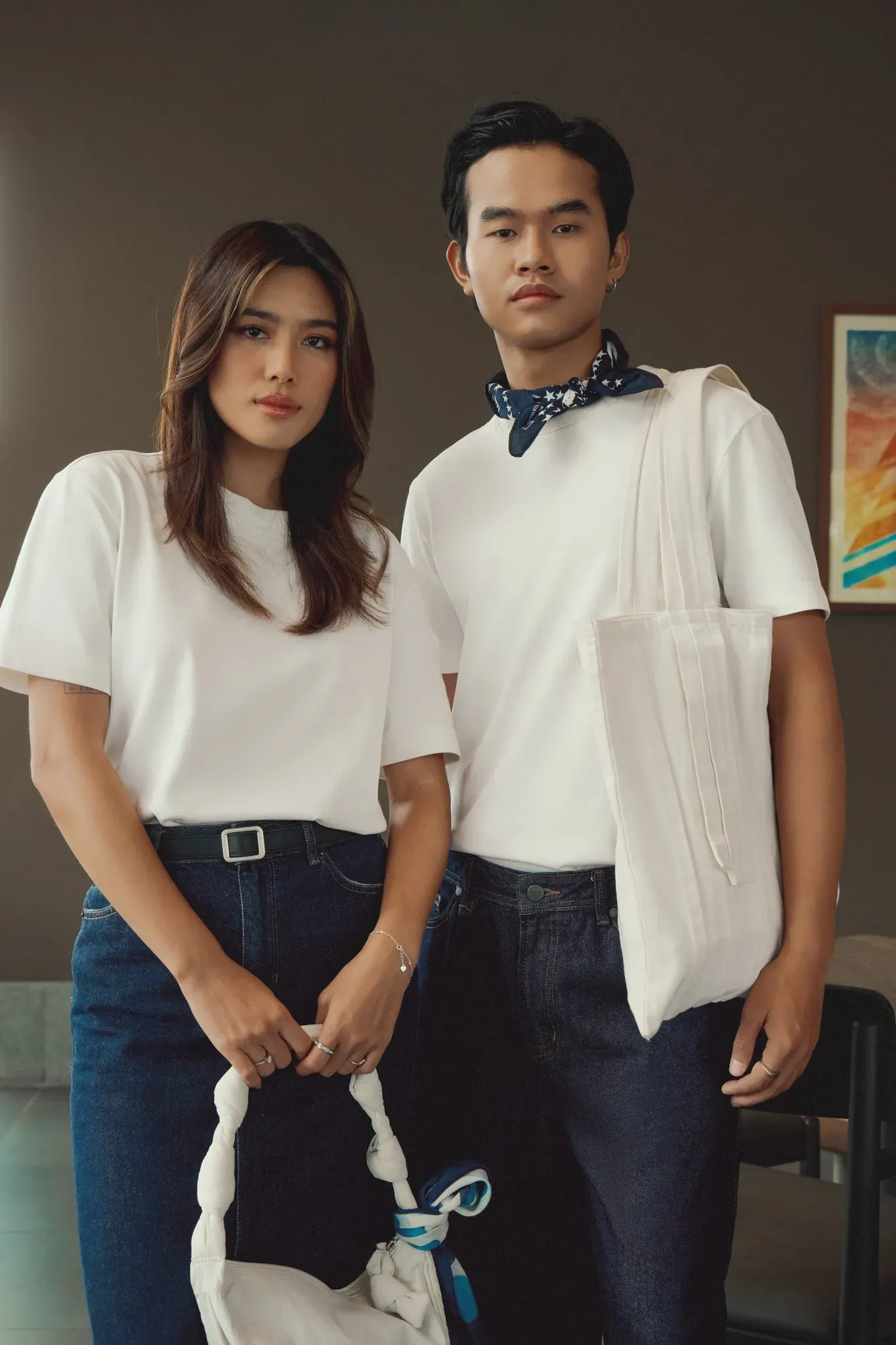 Áo thun trắng kết hợp với quần jeans tối màu, mang lại phong cách trẻ trung, năng động (Nguồn: Routine)