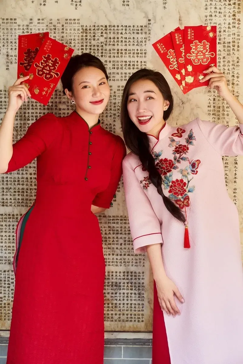 Tạo dáng chụp ảnh tự nhiên với áo dài và bao lì xì