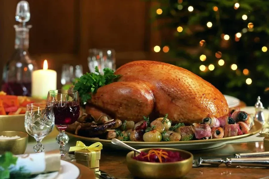 Món ăn truyền thống - Gà nướng mật ong là món chính không thể thiếu trong menu bữa tiệc Noel của mọi nhà