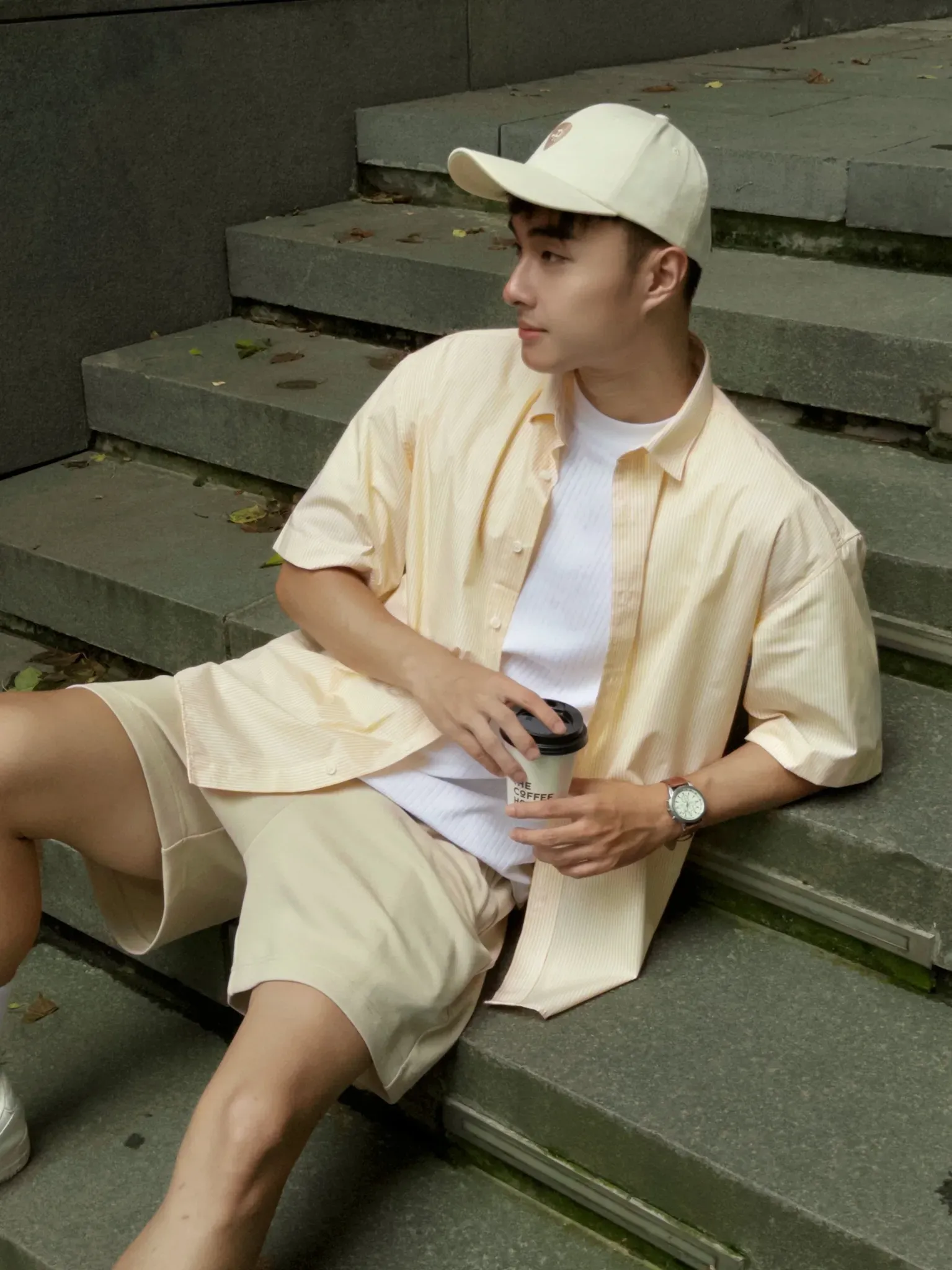 Cách phối quần short ngắn với áo thun và sơ mi nam khoác ngoài cực trẻ trung
