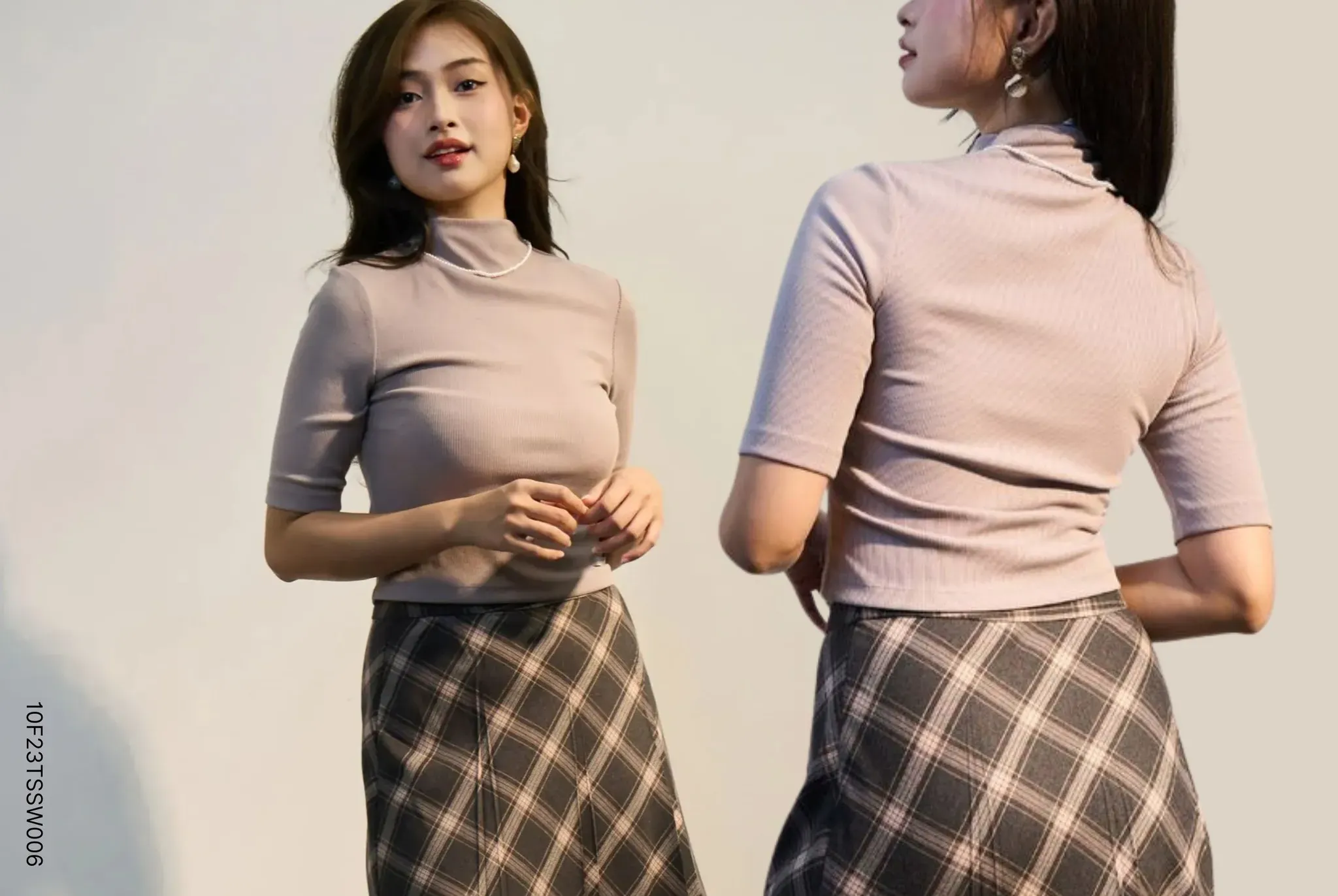 Phối chân váy dài caro với áo thun tay lỡ thanh lịch nhưng cuốn hút