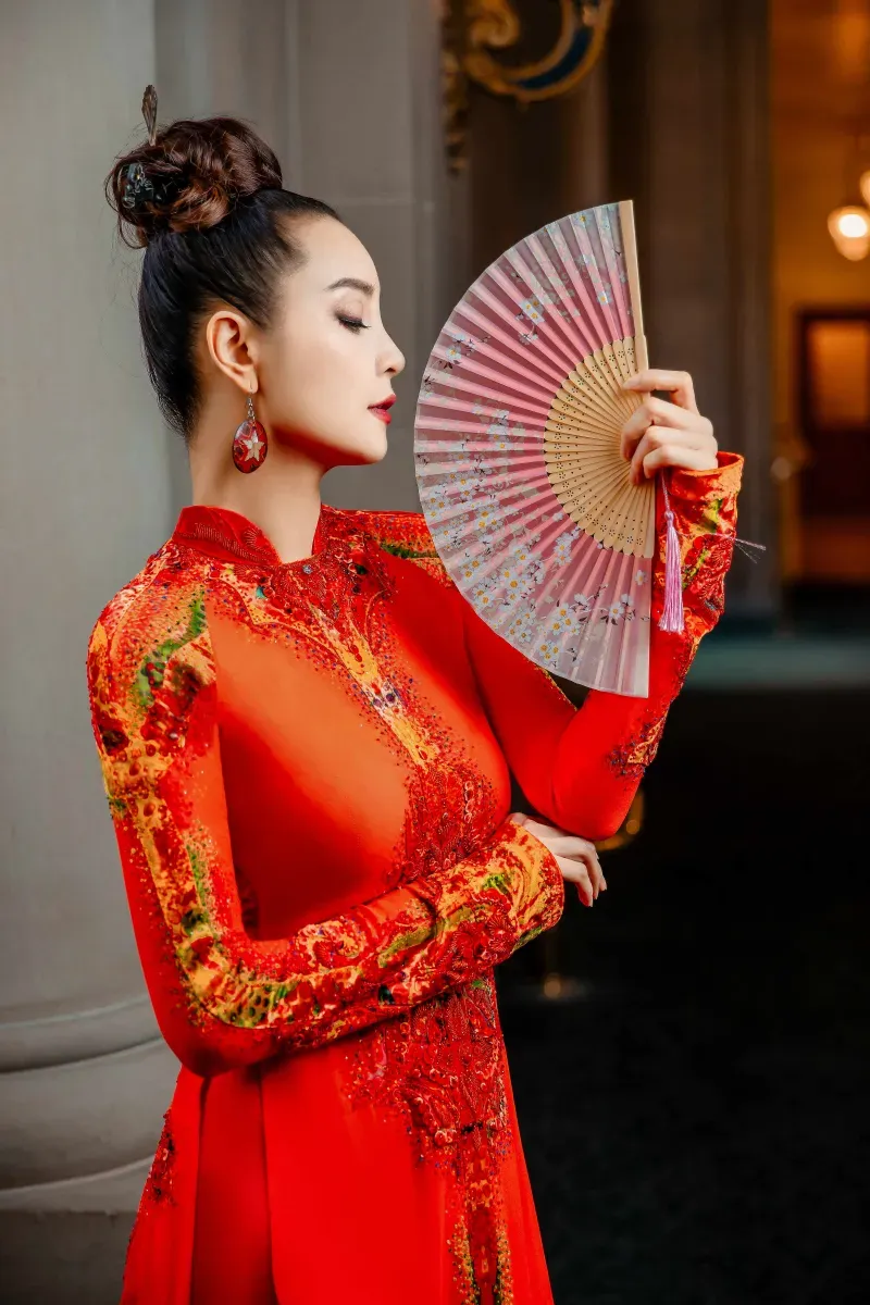 Cực sang trọng khi chụp ảnh áo dài đỏ với quạt