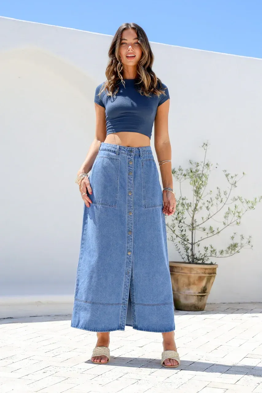 Mê mẩn với cách phối váy jean dài xẻ tà với áo croptop