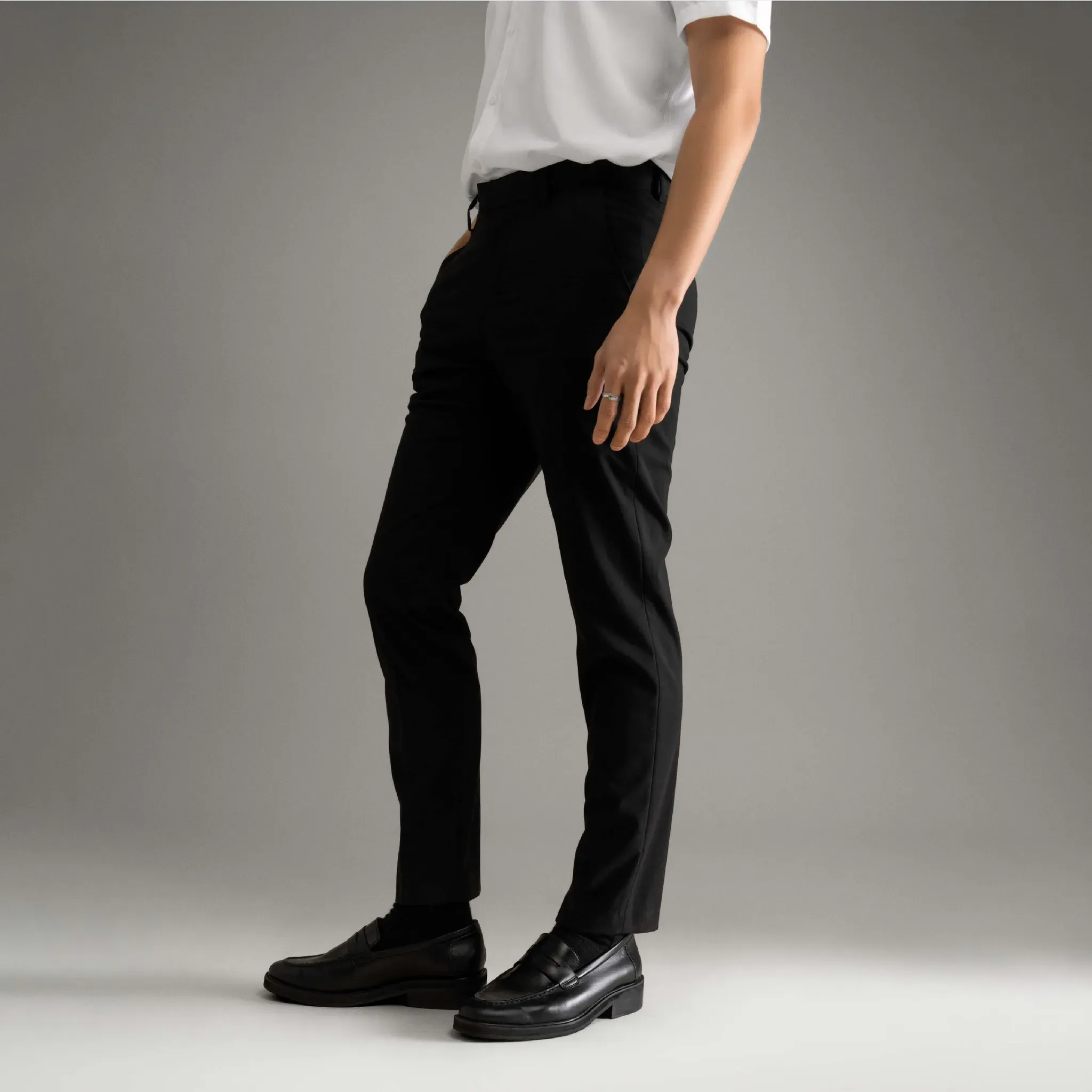 Phối quần âu với giày Loafer hiện đại và trẻ trung