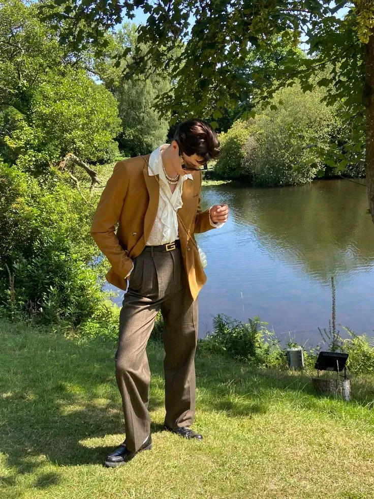 Áo khoác màu nâu phối cùng các item tone sur tone đầy ấn tượng