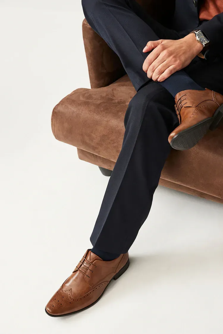 Quần âu với giày Brogues cổ điển độc đáo