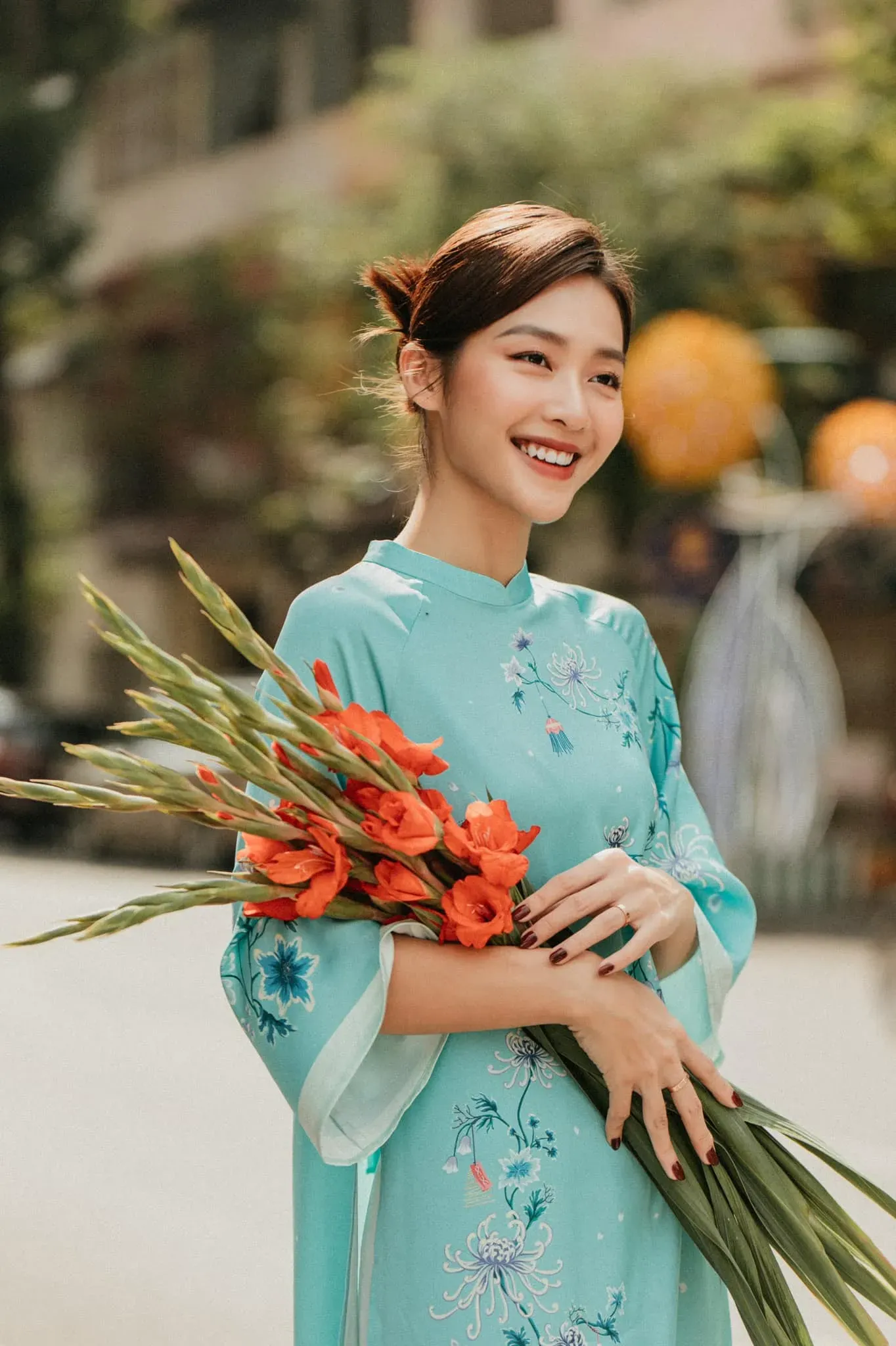 Chụp ảnh áo dài Tết với hoa đậm sắc xuân