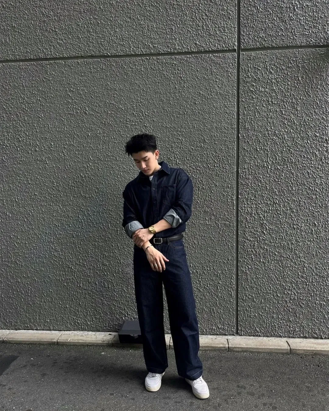 Áo sơ mi denim kết hợp với quần jeans cùng chất liệu tạo nên một bộ đồ đồng điệu và hiện đại