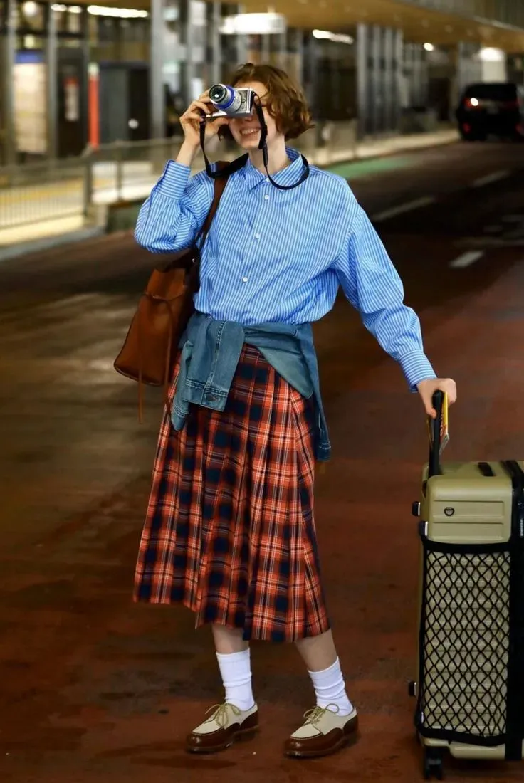 Chân váy kẻ caro kết hợp với áo sơ mi kẻ sọc mang đậm phong cách Retro cổ điển