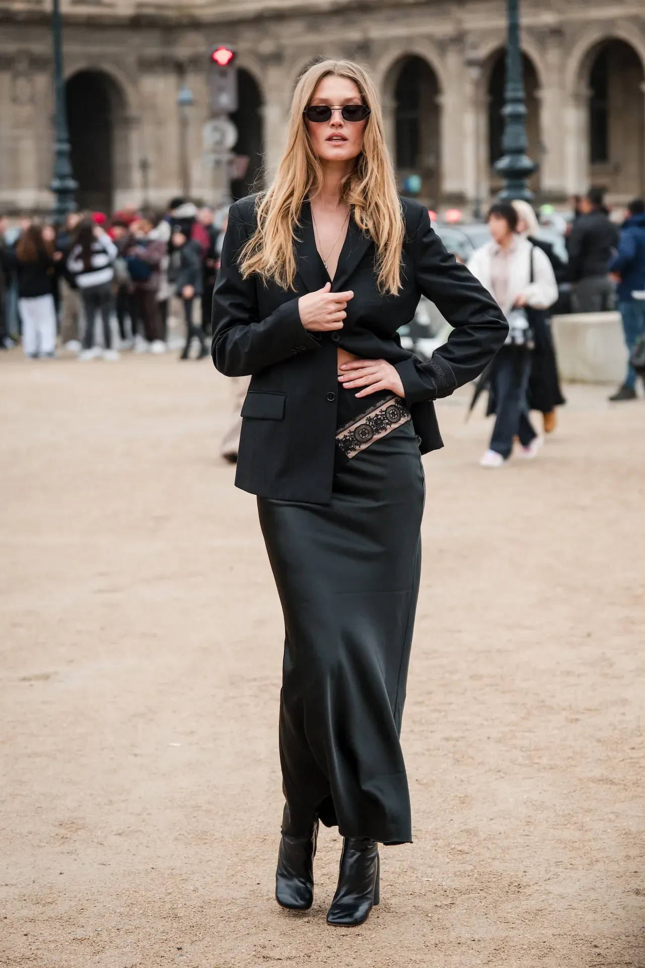 Sang chảnh khi phối chân váy đen và blazer cùng màu