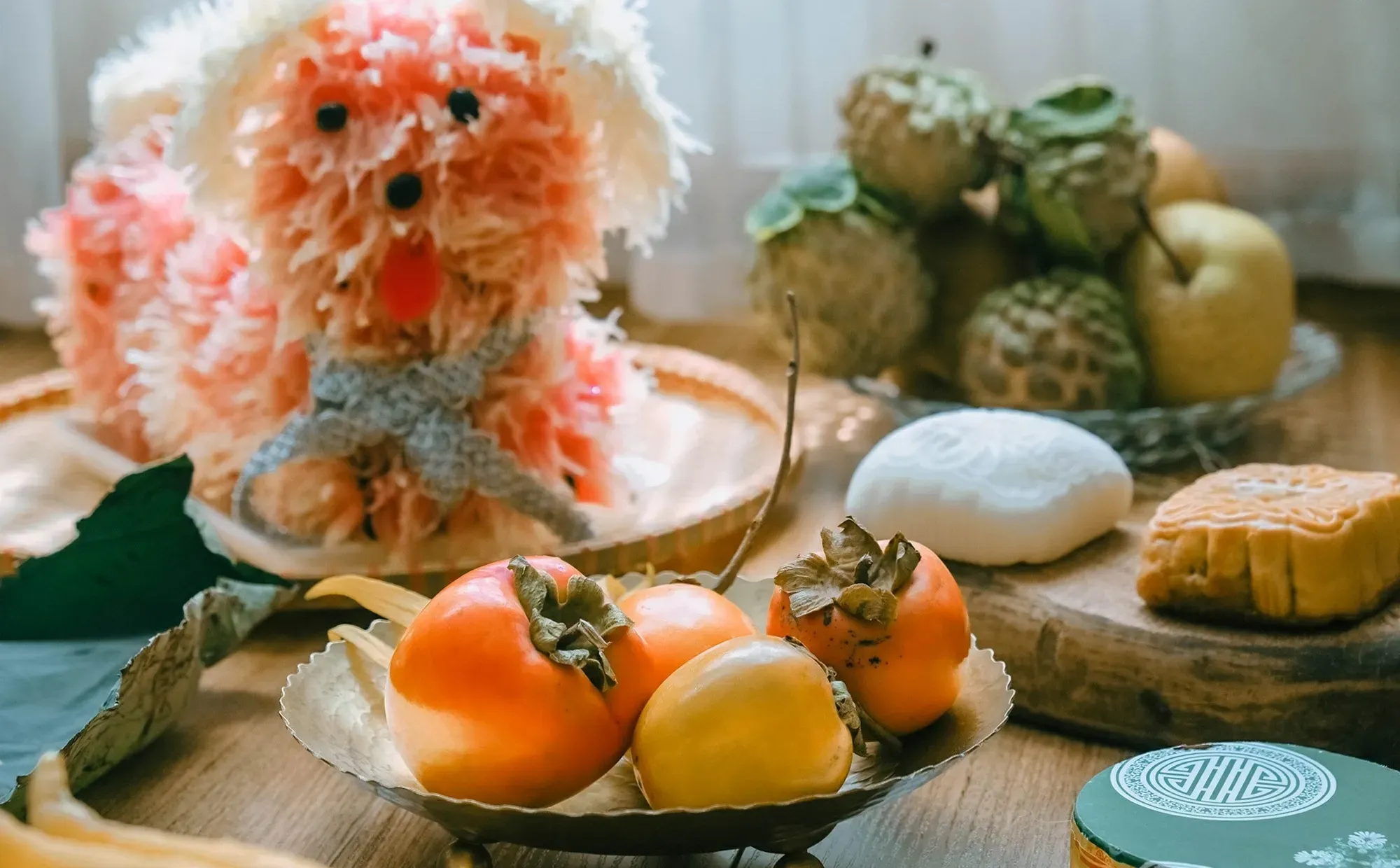 Trái cây, bánh trung thu và một chú chó bưởi