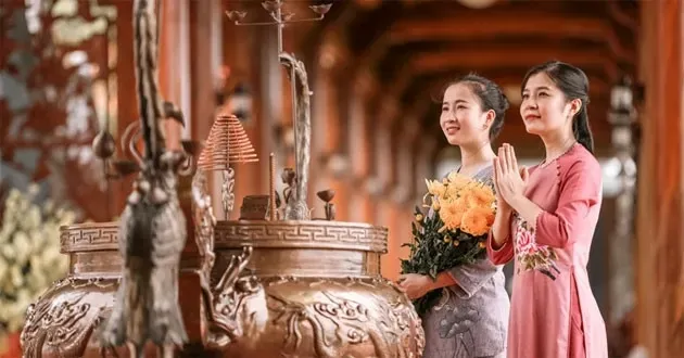 Đi chùa cầu may trong ngày lễ Thất Tịch