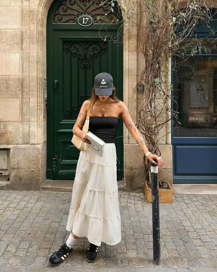 chân váy midi hợp với sneaker