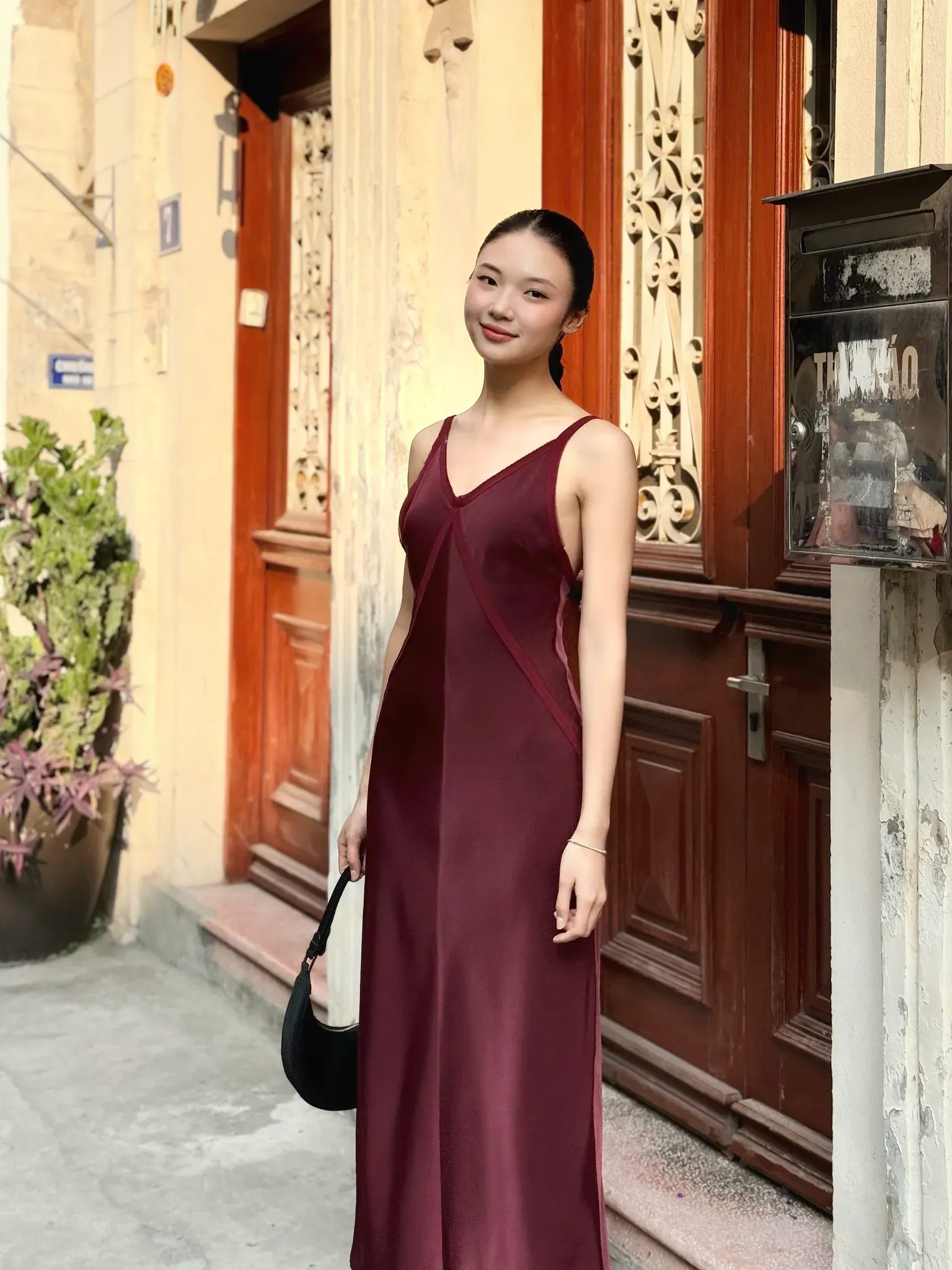 Nữ tính và cuốn hút trong chiếc đầm satin phối voan của Routine