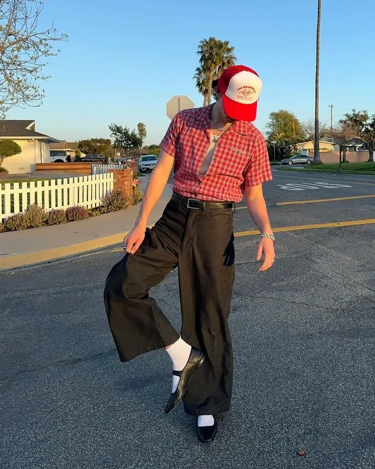 Phối áo thun kẻ sọc với quần kaki ống rộng sơ vin thắt lưng da ăn ý