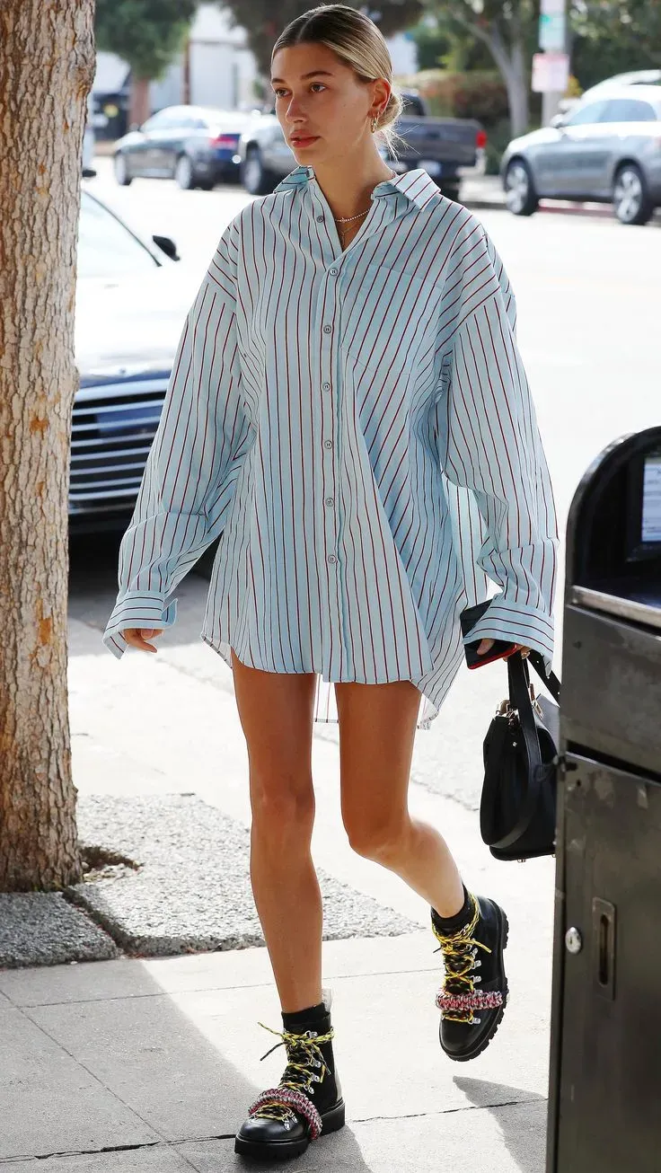 Váy sơ mi và giày thể thao là combo năng động, trẻ trung