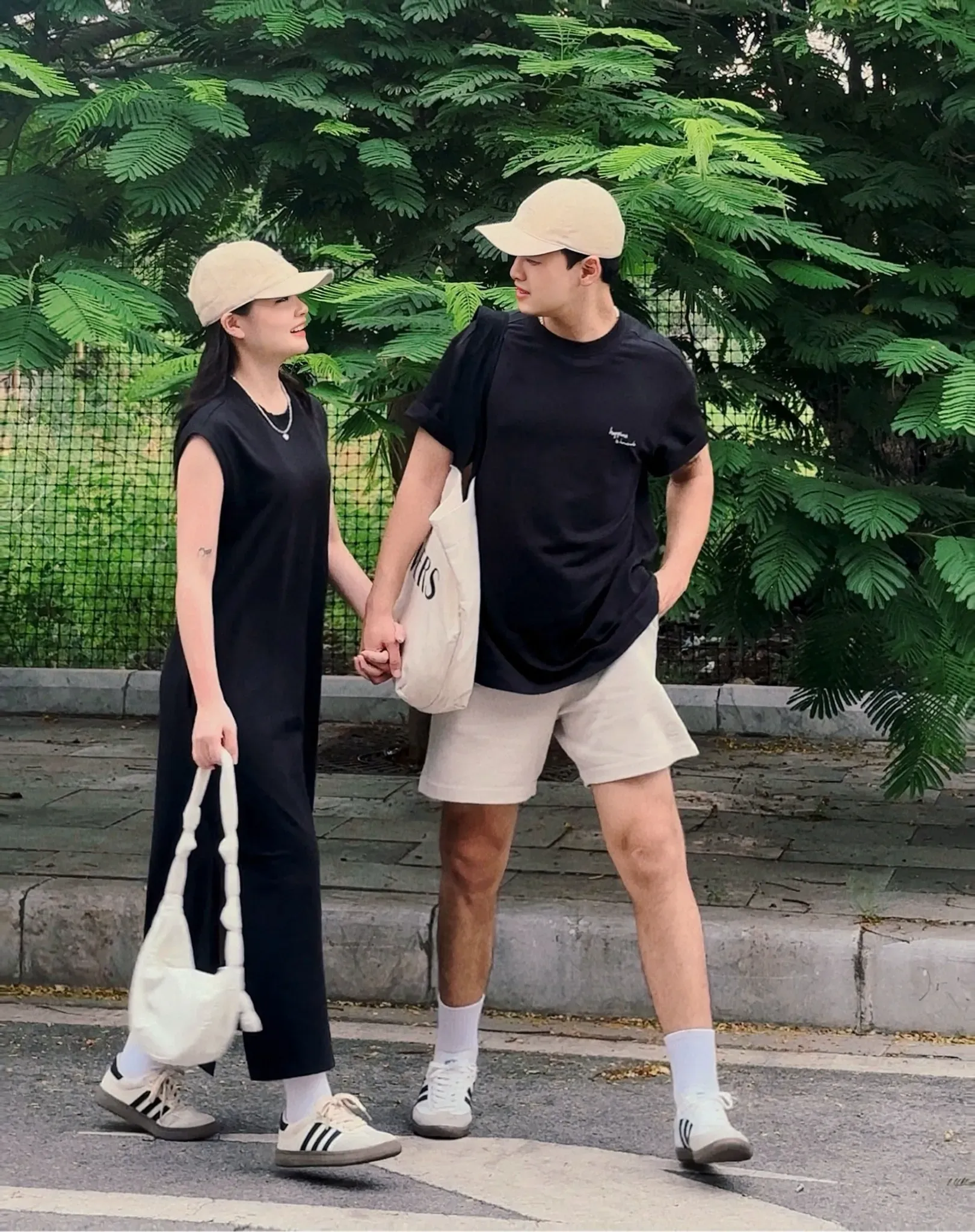 Outfit tone đen cho cặp đôi mệnh Mộc (Nguồn: Routine)