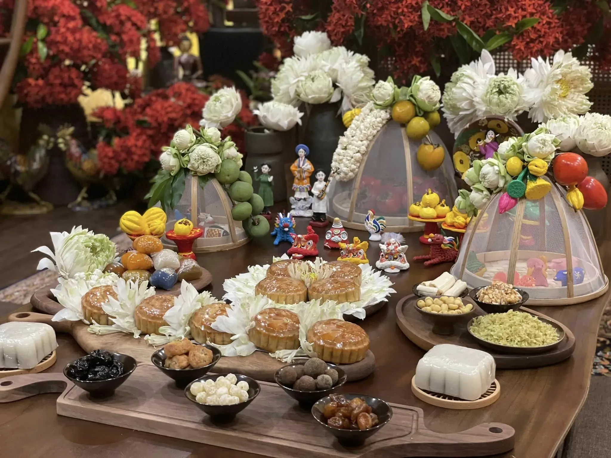 Mâm ngũ quả với những chiếc bánh trung thu