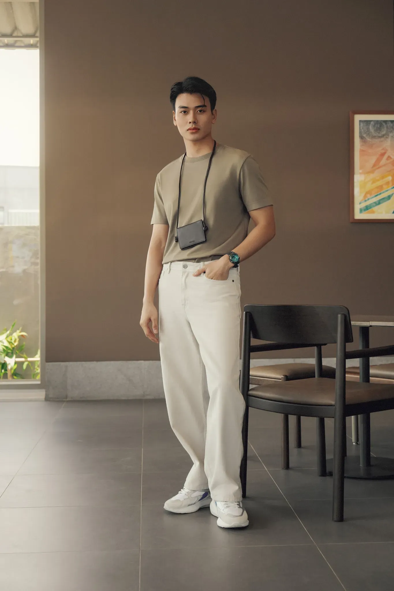 Gợi ý outfit phối đồ hợp nam mệnh Kim với áo thun xám và quần jean trắng trendy (Nguồn: Routine)