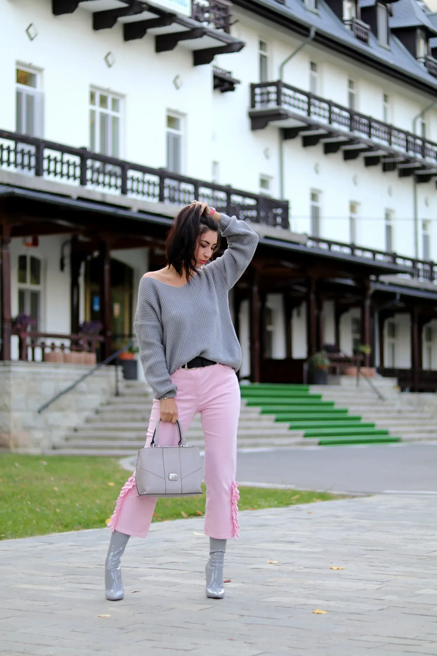 Hồng với xám là combo matching cực ấn tượng trong thời trang