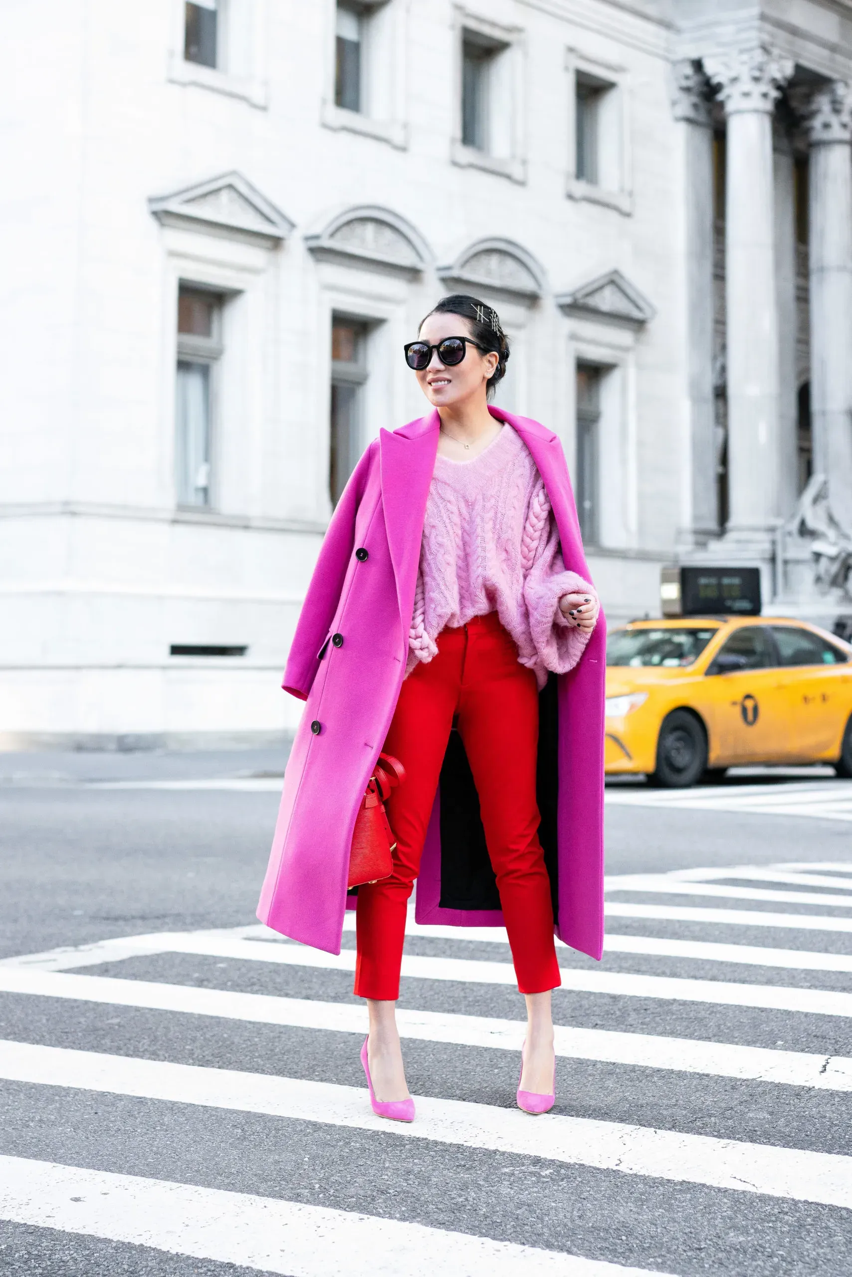 Phối outfit màu đỏ với hồng cho diện mạo đầy cá tính và sành điệu