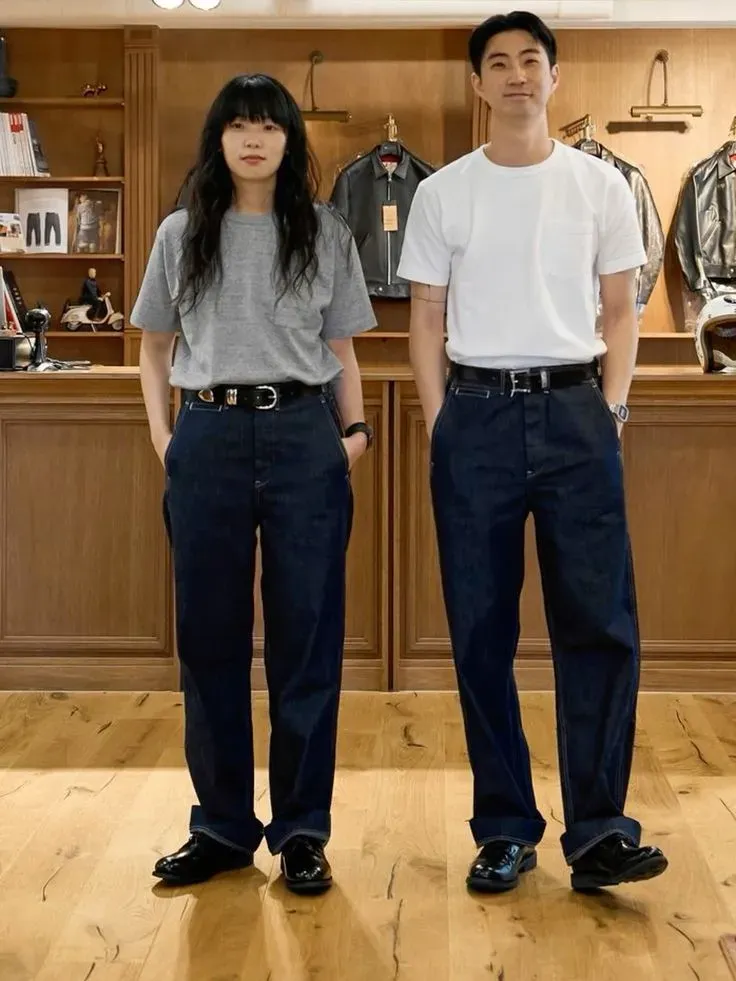 Áo phông trơn sơ vin cùng quần jean cạp cao theo phong cách Retro cổ điển