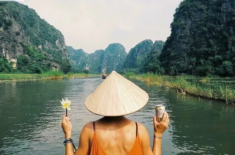 Chèo thuyền trên sông tại Tràng An