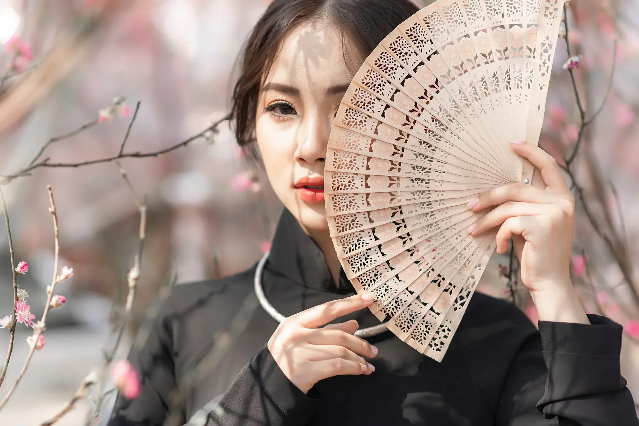 Tạo dáng chụp ảnh với áo dài Tết và quạt cực xinh