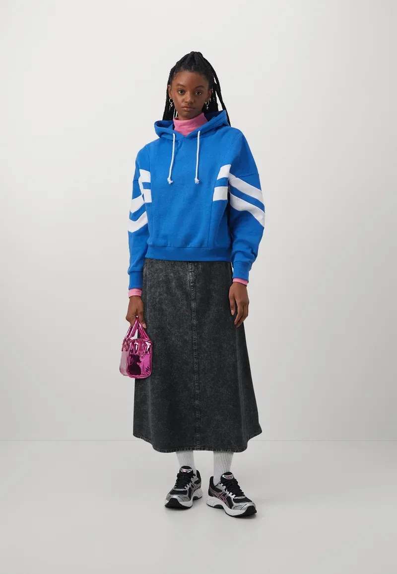 Phối chân váy jean dài với áo hoodie cực ngầu