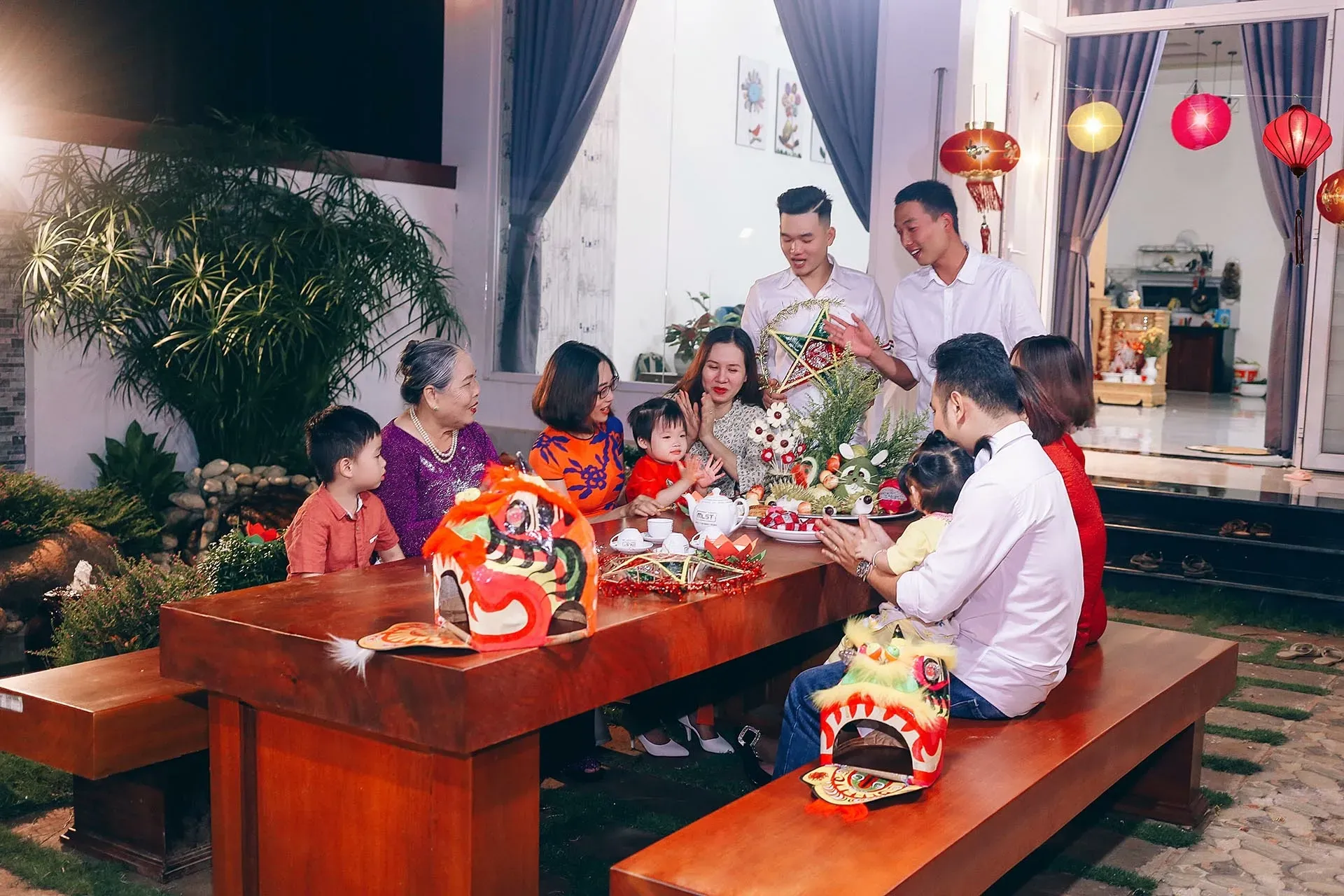 Cùng nhau chuẩn bị mâm cỗ trung thu bên gia đình