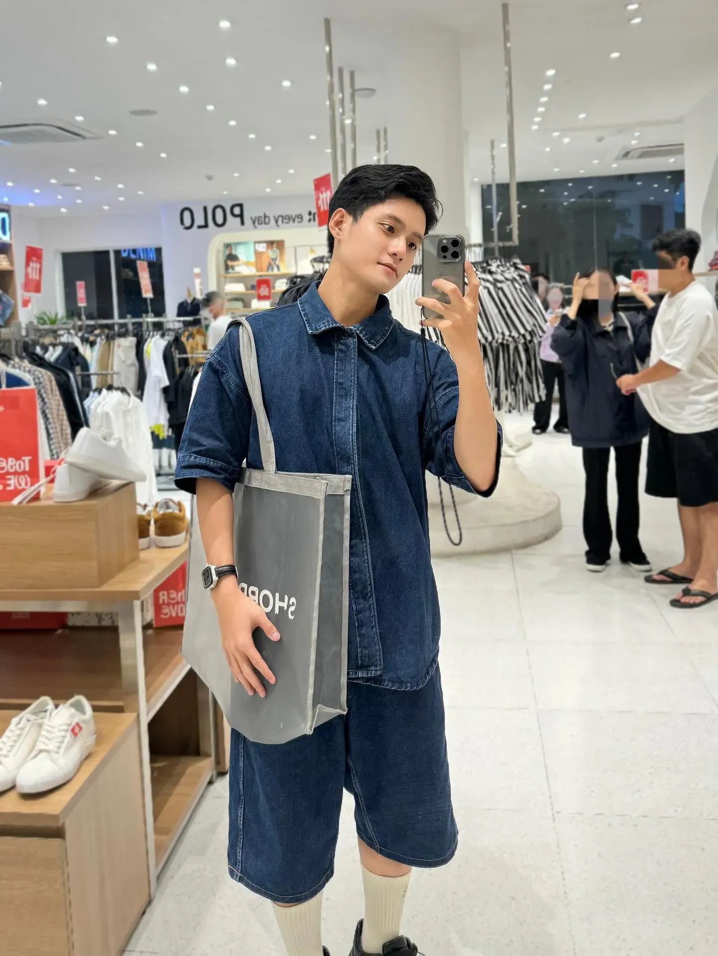 Sơ mi tay ngắn Denim on denim – công thức đơn giản nhưng luôn chất