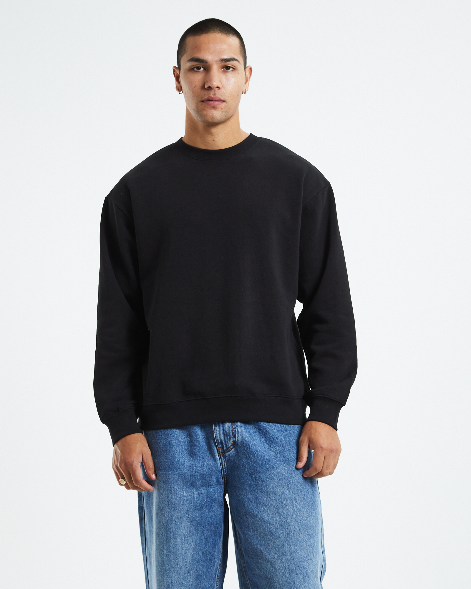 Áo jumper mix cùng quần jean nam đơn giản, phong cách (Nguồn: Internet)