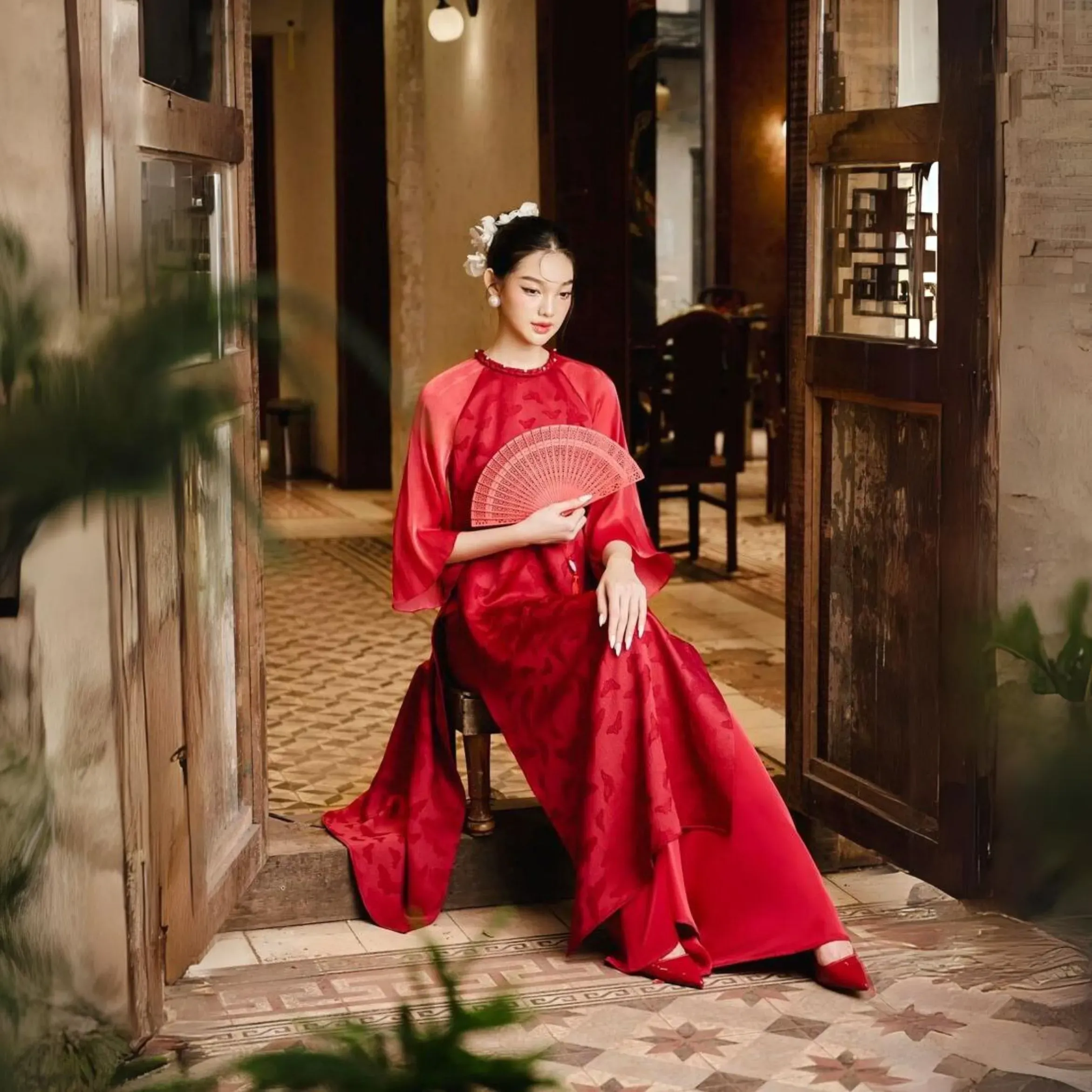 Tạo dáng ngồi chụp ảnh áo dài Tết sang trọng