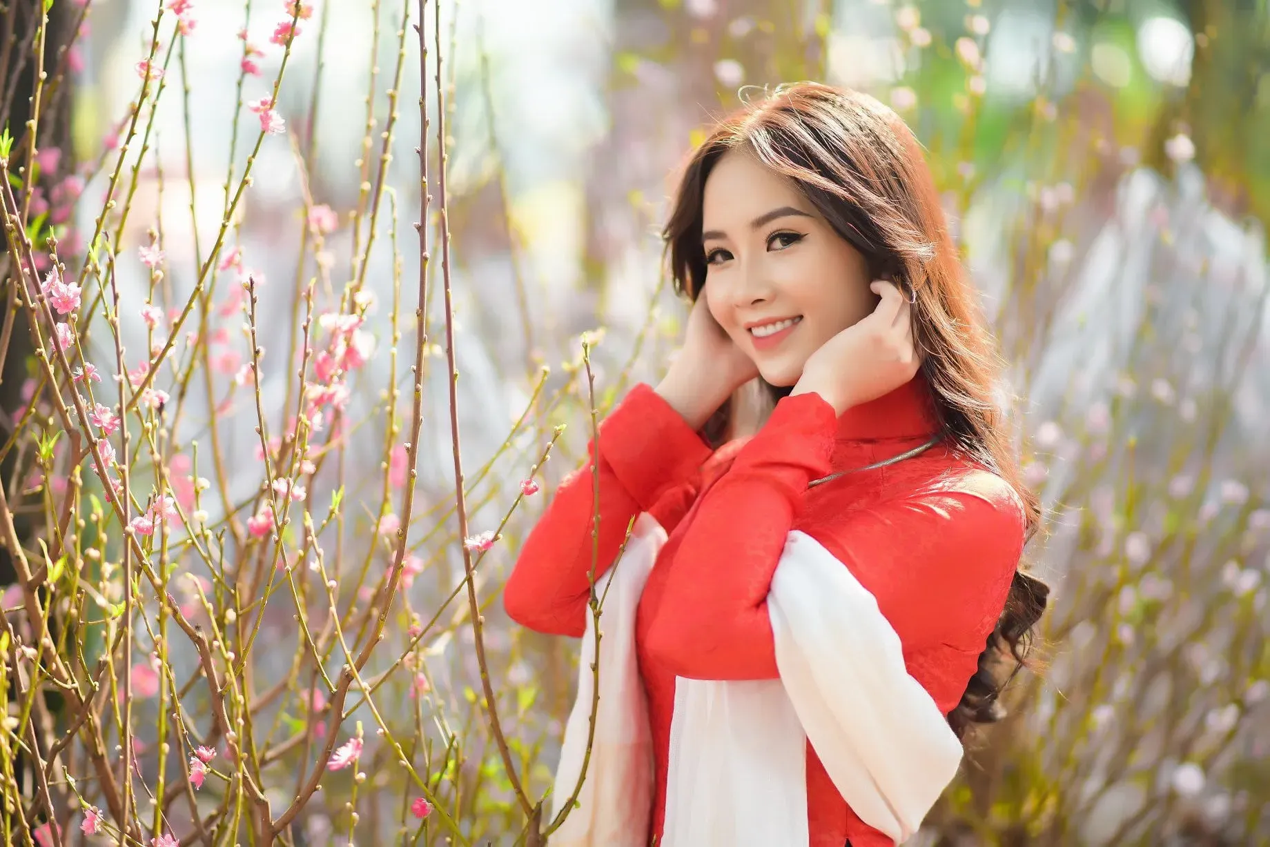 Thướt tha trong tà áo dài đỏ chụp ảnh trong vườn đào