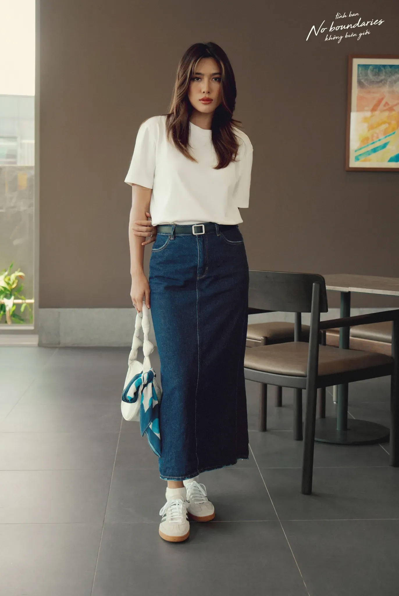 Phối váy jean dài với áo phông basic nhưng cực sành điệu