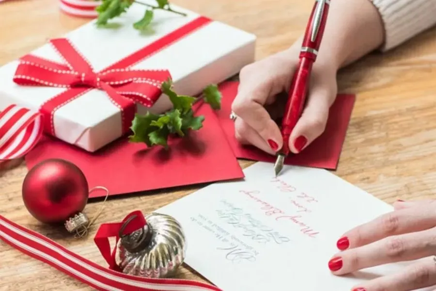 Tặng thiệp mừng Giáng sinh cho nhau là một hoạt động bắt nguồn từ phương Tây nhưng ngày nay nó đã dần phổ biến ở khắp nơi kể cả Việt Nam.