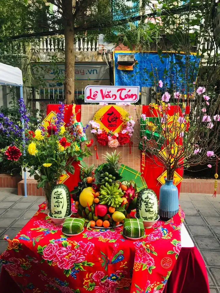 bày biện mâm ngũ quả lên bàn