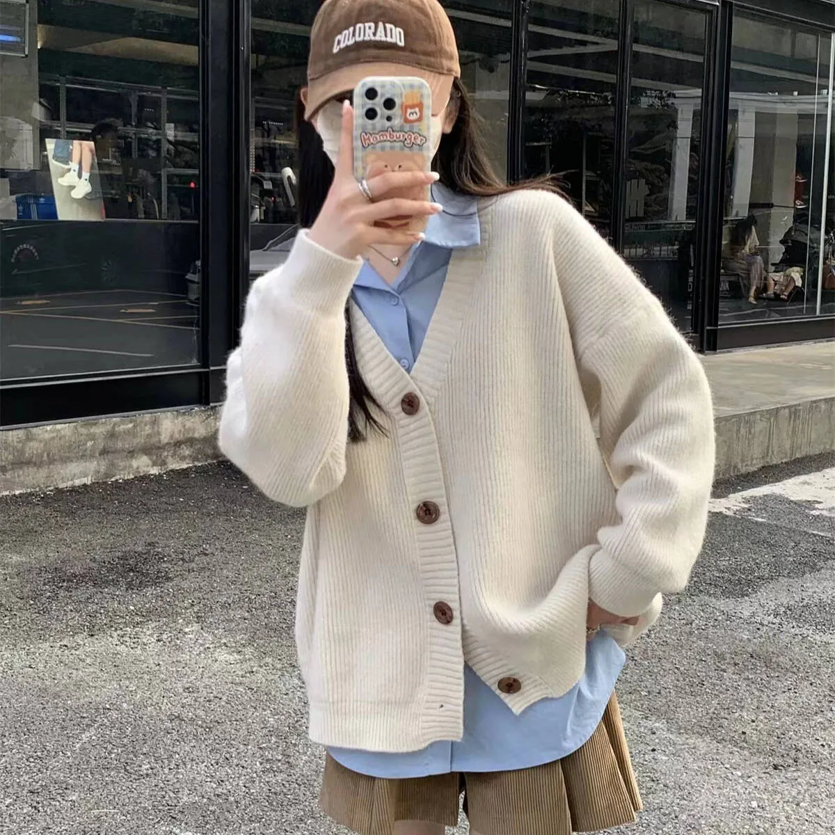 Áo cardigan cài nút giúp tạo điểm nhấn tinh tế và dễ dàng biến hóa các outfit (Nguồn: Internet)