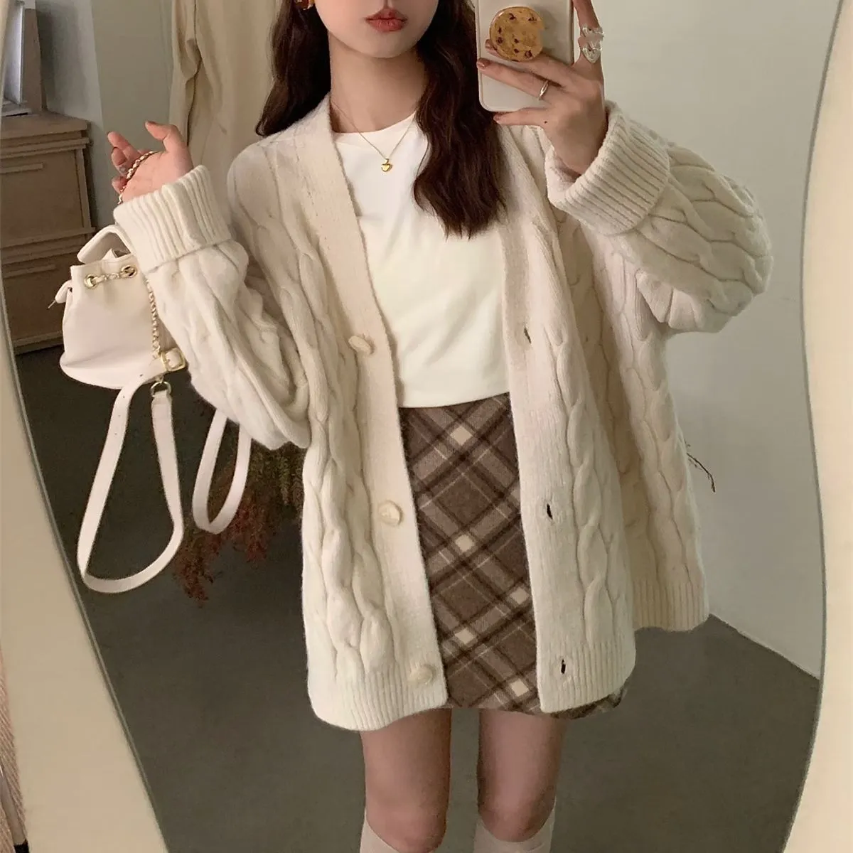 Áo cardigan dệt kim có đặc điểm nổi bật là chất liệu mềm mại, độ co giãn tốt (Nguồn: Internet)