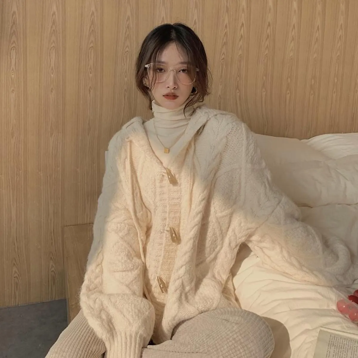 Áo cardigan nữ có nón được&nbsp; thiết kế thêm phần mũ phía sau, giúp tăng tính tiện lợi, giữ ấm vùng đầu (Nguồn: Internet)