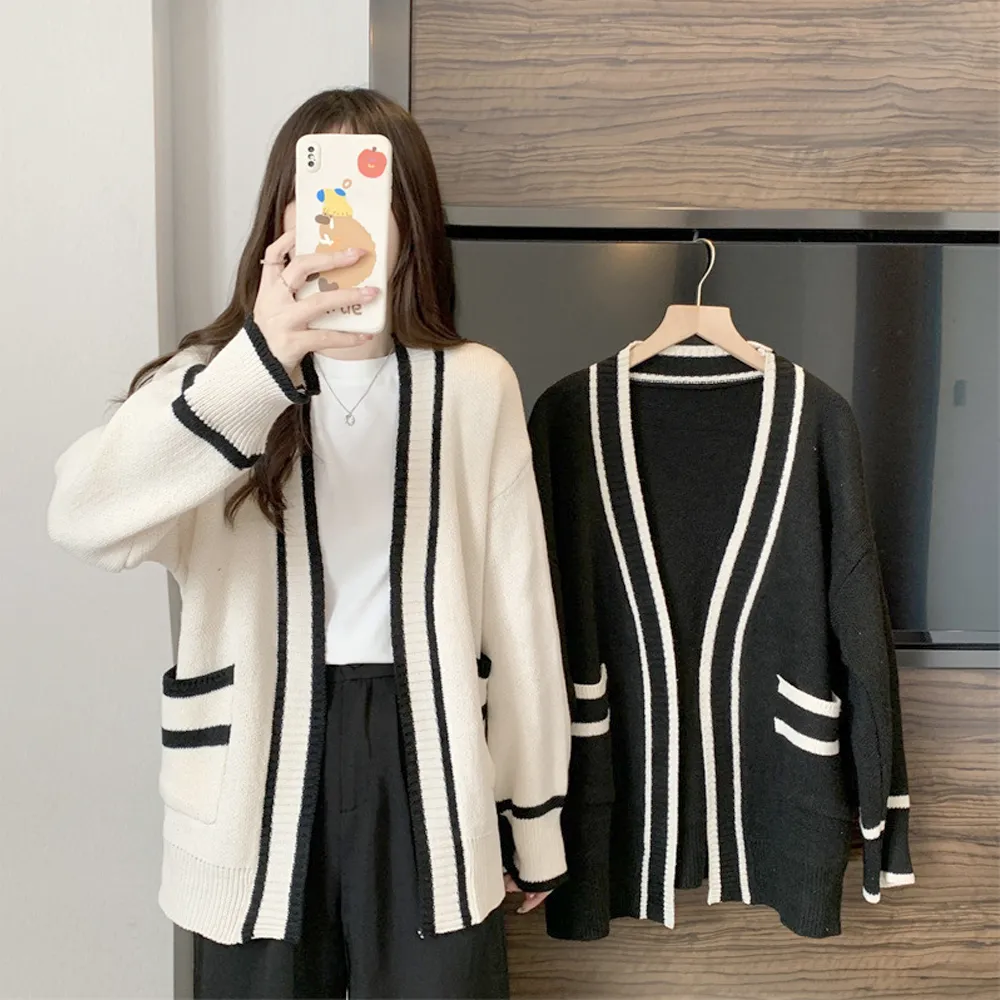Áo cardigan oversize không cài nút là mẫu áo khoác len dáng rộng, thoải mái, không có phần nút cài phía trước (Nguồn: Internet)