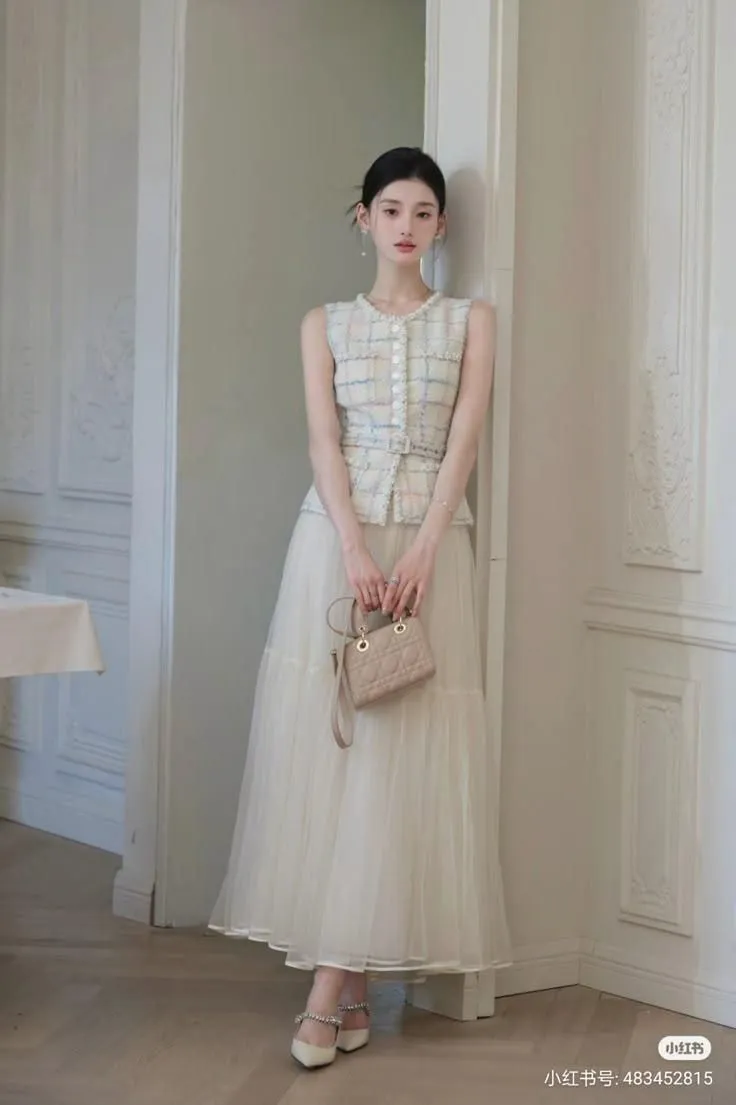 Áo cộc tay vải&nbsp;tweed&nbsp;sang trọng&nbsp;mix&nbsp;cùng chân váy voan thanh lịch